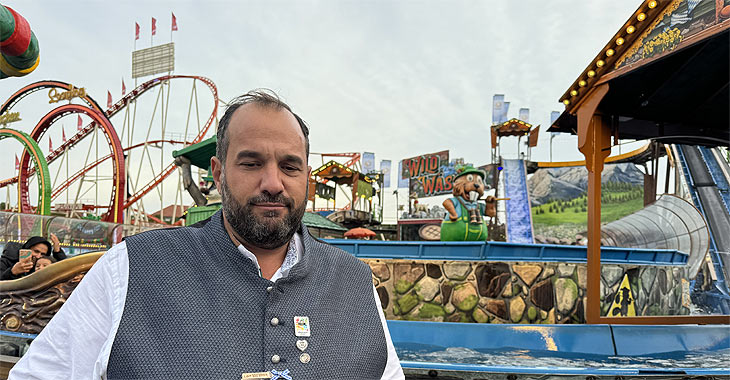Laurence Blume ist erstmals zu Gast in Augsburg auf dem Osterplärrer mit seiner Wildwasserbahn "Jim & Jasper'S Wildwasser"  (©Foto: Martin Schmitz) 